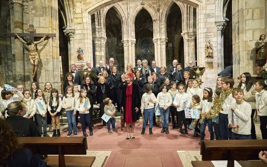 La Coral Santa María con los niños en Navidad 2022