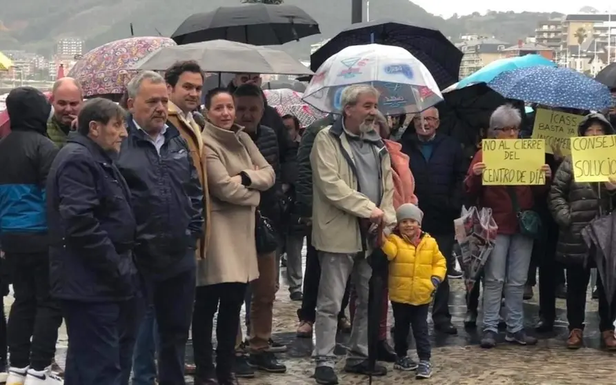 Miembros del PRC de Castro Urdiales en la concentración contra el cierre del Centro de Día