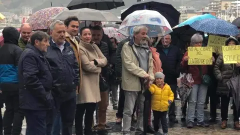 Miembros del PRC de Castro Urdiales en la concentraci&oacute;n contra el cierre del Centro de D&iacute;a