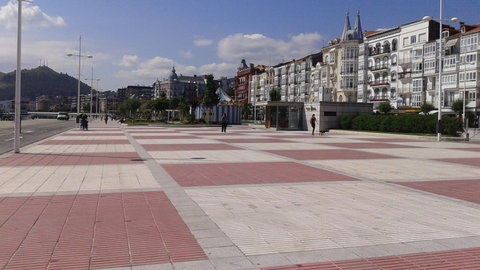 Detenido en Castro Urdiales tras dar un botellazo y robar a un hombre en el parque Amestoy