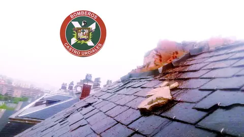 Cae un rayo sobre el tejado de un edificio en Castro Urdiales