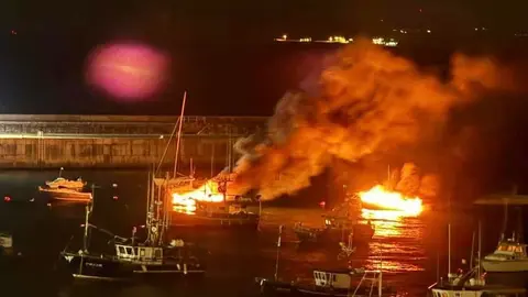 Arden varias embarcaciones en el puerto de Castro Urdiales