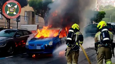 Dos vehículos afectados por un incendio en la calle Doctor Díaz Munío de Castro Urdiales