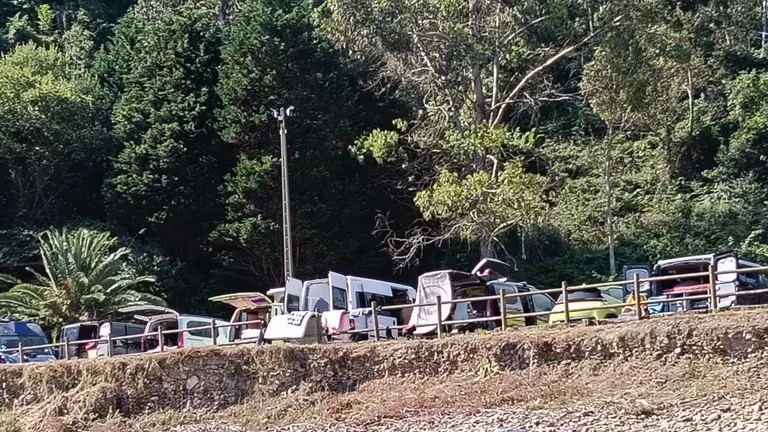 Denuncian la acampada y comportamientos incívicos de furgonetas en el aparcamiento de la playa de Dícido (Mioño)