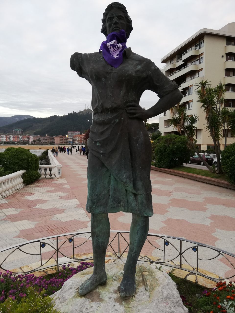 202103 8marzo estatuas castro urdiales 1
