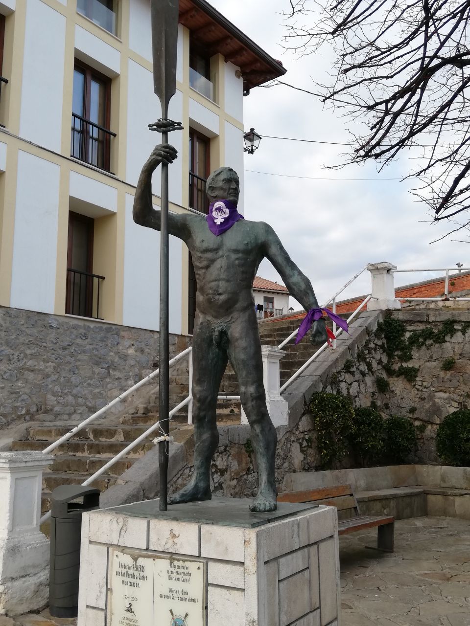 202103 8marzo estatuas castro urdiales 1