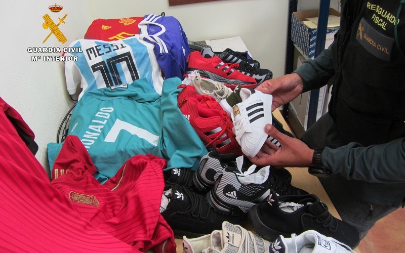 La Guardia Civil interviene cerca de 350 prendas en los mercadillos de Castro Urdiales, Oriñón y Colindres en actuaciones contra la falsificación