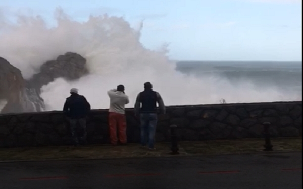 [VIDEO] Impresionante ola sorprende a varios espectadores del temporal en la zona de La Atalaya