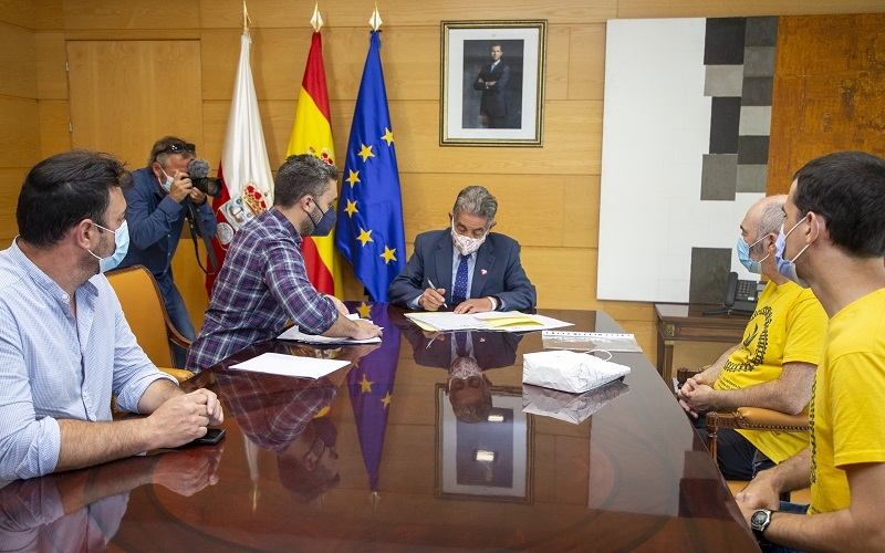 Revilla da su apoyo a la Plataforma en Defensa del Tren Santander-Bilbao y mediará con el ministro Ábalos para mejorar una línea “absolutamente tercermundista”