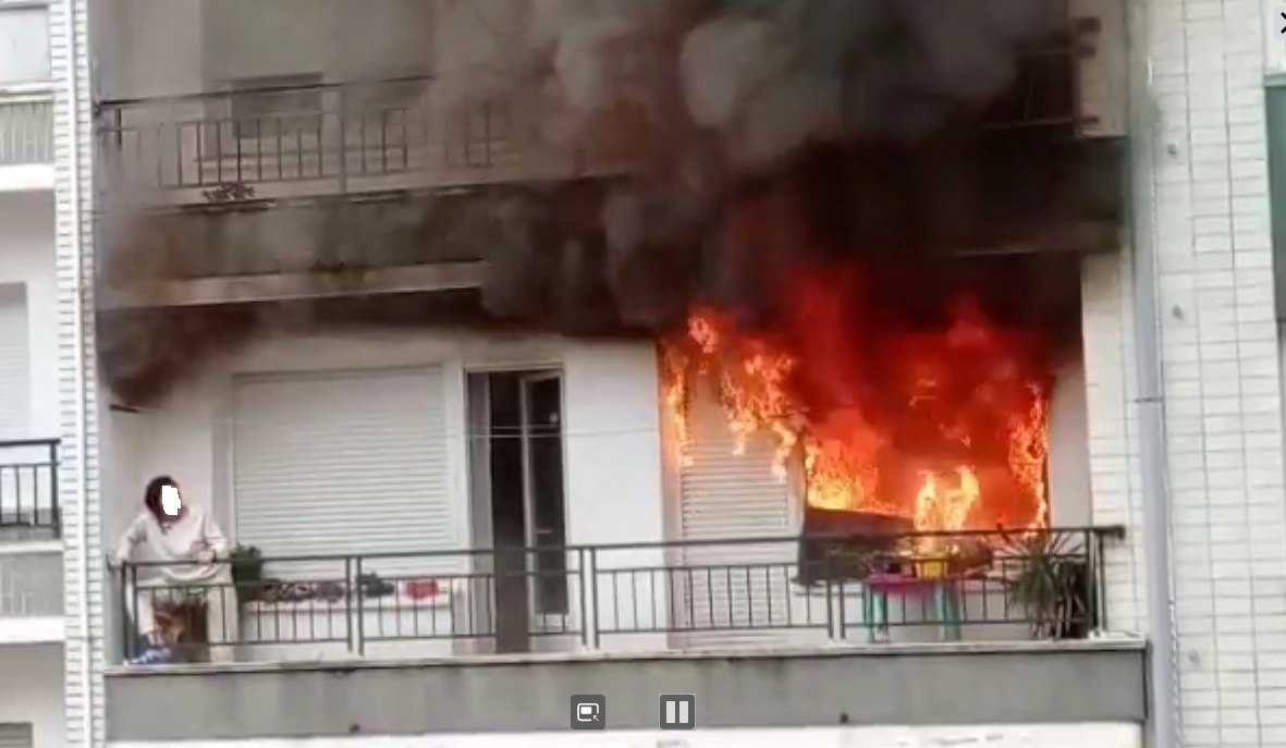[VIDEO] La autoescala de bomberos evita la tragedia en un incendio en Castro Urdiales