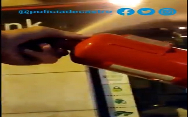 [VIDEO] La Policia Local extingue un incendio junto a una sucursal bancaria en el centro de Castro Urdiales