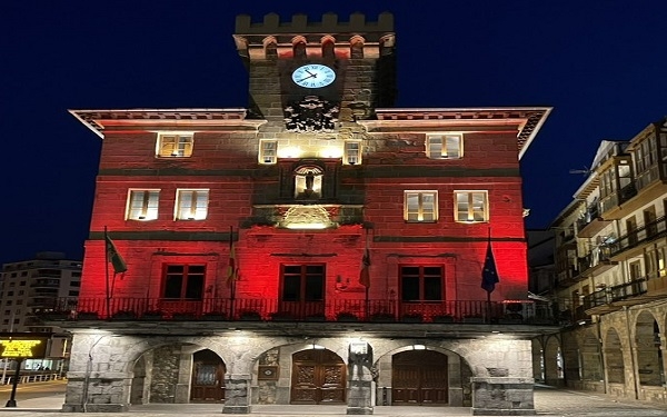 El ayuntamiento de Castro Urdiales se iluminó de rojo con motivo del Día del Donante