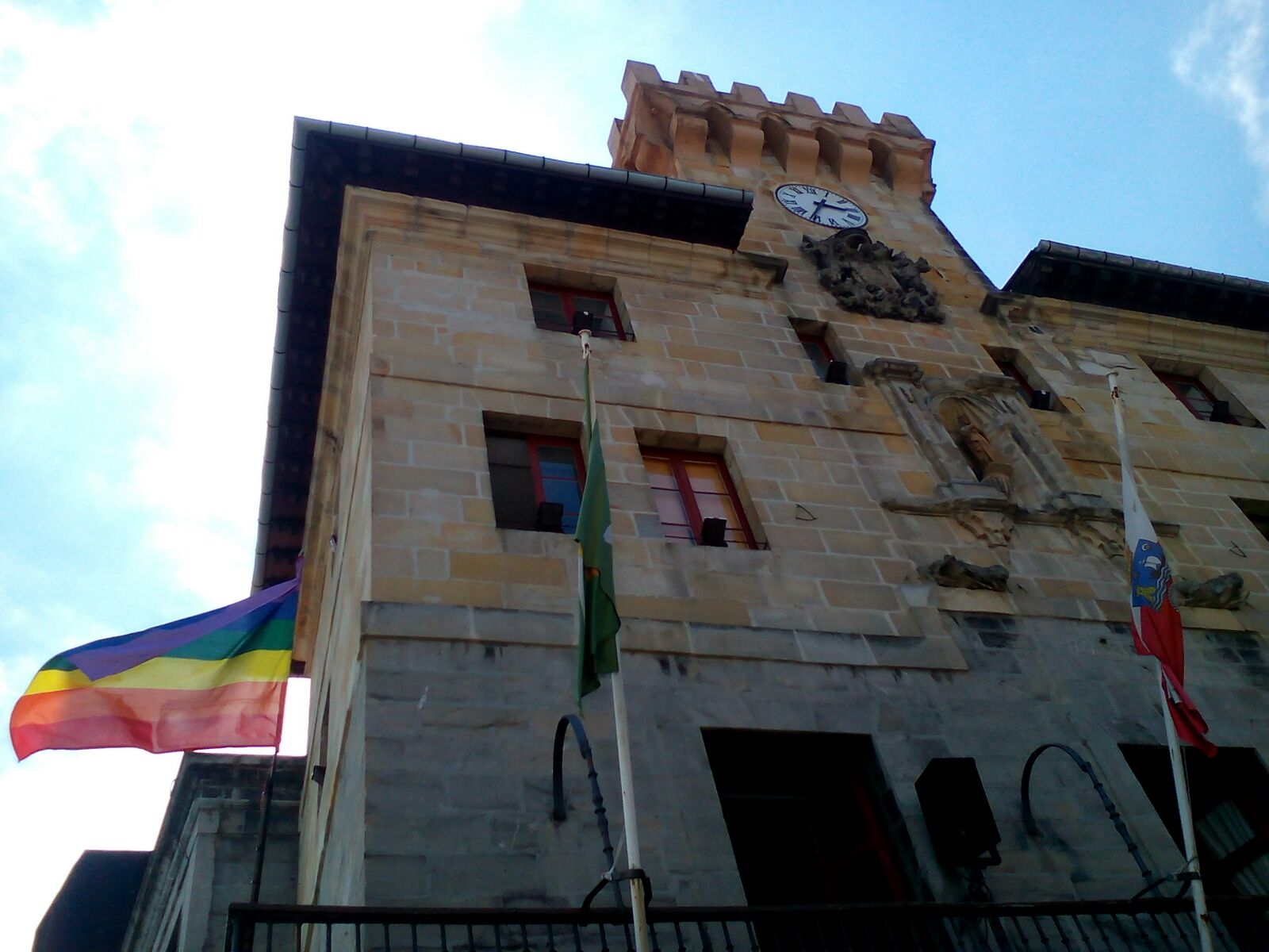 El Ayuntamiento iza la bandera arcoiris con motivo del Día del Orgullo Gay