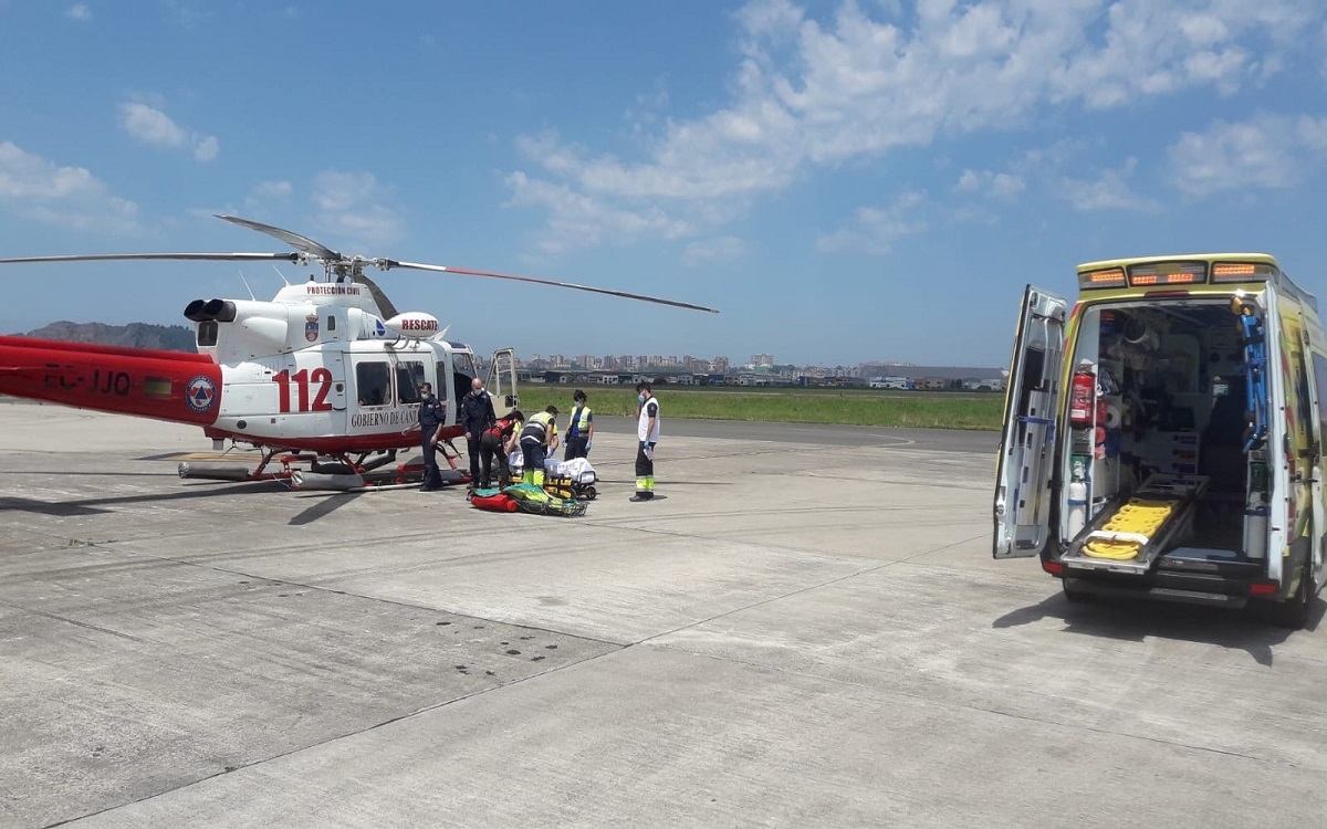 Rescatado en helicóptero un senderista accidentado en Castro Urdailes