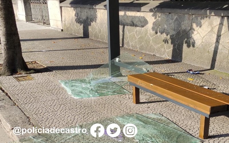 Identificados los responsables de destrozar una marquesina en Castro Urdiales
