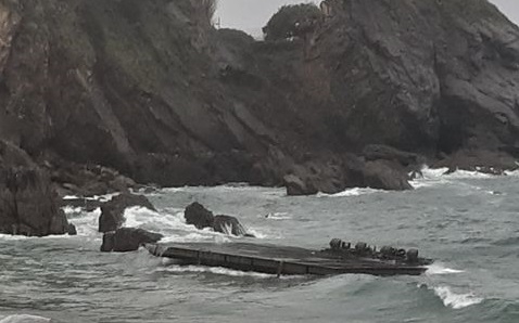 El Ejército espera tener retirados los pontones varados en la costa de Castro Urdiales antes de que finalice el verano