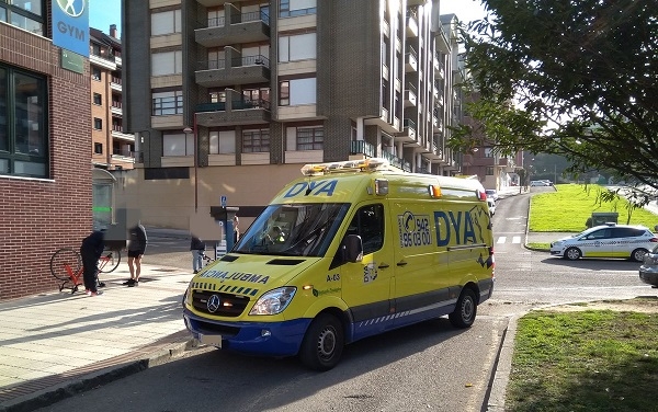 Un ciclista herido tras sufrir un accidente con un coche en el barrio de Cotolino