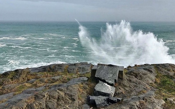 La fuerza del temporal destroza uno de los puntos emblemáticos de la costa de Castro Urdiales