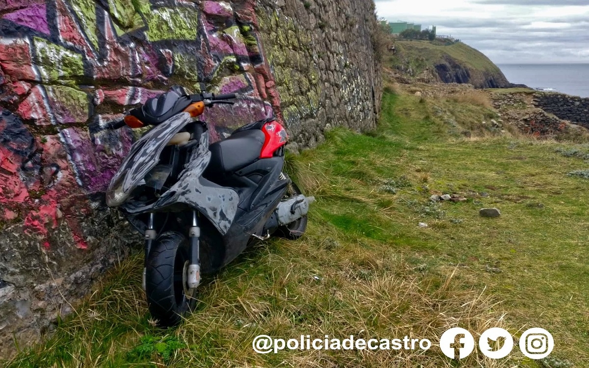 Localizada junto a los acantilados de El Piquillo una moto desaparecida en Castro Urdiales la pasada Nochevieja