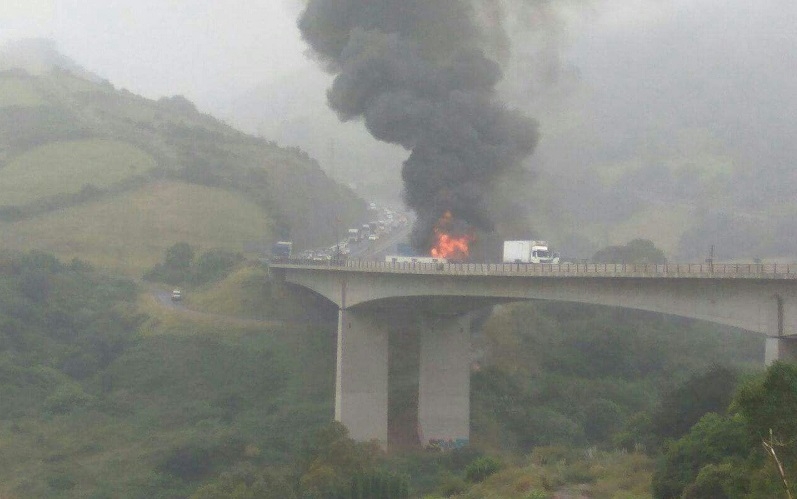 Un grave accidente en el viaducto de Ontón obliga a cortar la A8