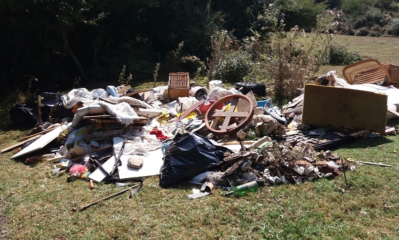 El Ayuntamiento retira varios kilos de basura de la zona de La Cubilla