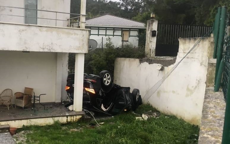 [VIDEO] Aparatoso accidente de un coche en La Loma a causa del granizo