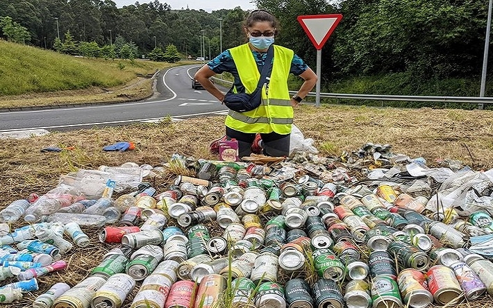 El colectivo &quot;Mi Pueblo Limpio Castro Urdiales&quot; recoge cientos de envases y despercidios junto a la carretera de entrada por Sámano