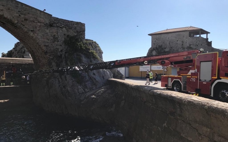 Rescatan a un menor herido tras saltar del puente romano de Castro Urdiales