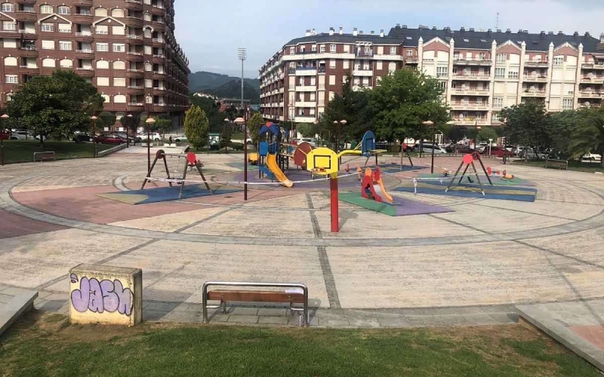 El fin de las obras del parque infantil de la Plaza Hermandad de las Marismas se retrasa hasta finales de septiembre