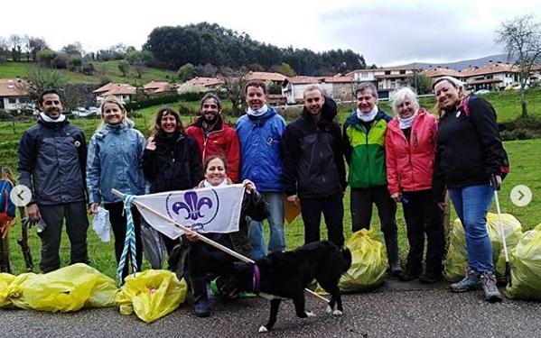 Un grupo scout de Castro Urdiales recoge más de 150 kilos de basura en el río de Sámano