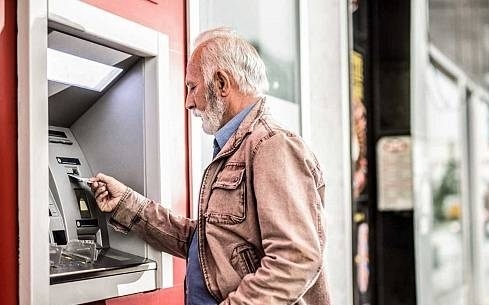 PODEMOS e IU reclaman una atención personalizada para las personas mayores en los bancos