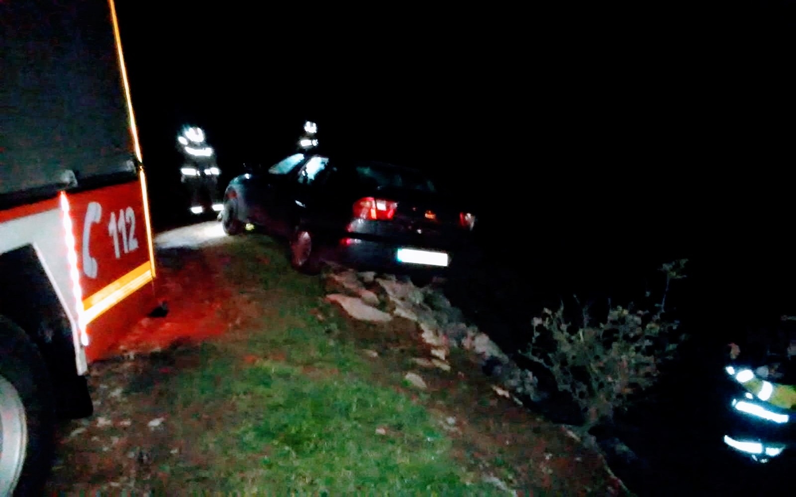 [FOTOS] A punto de caer al mar con su coche en Islares (Castro Urdiales)
