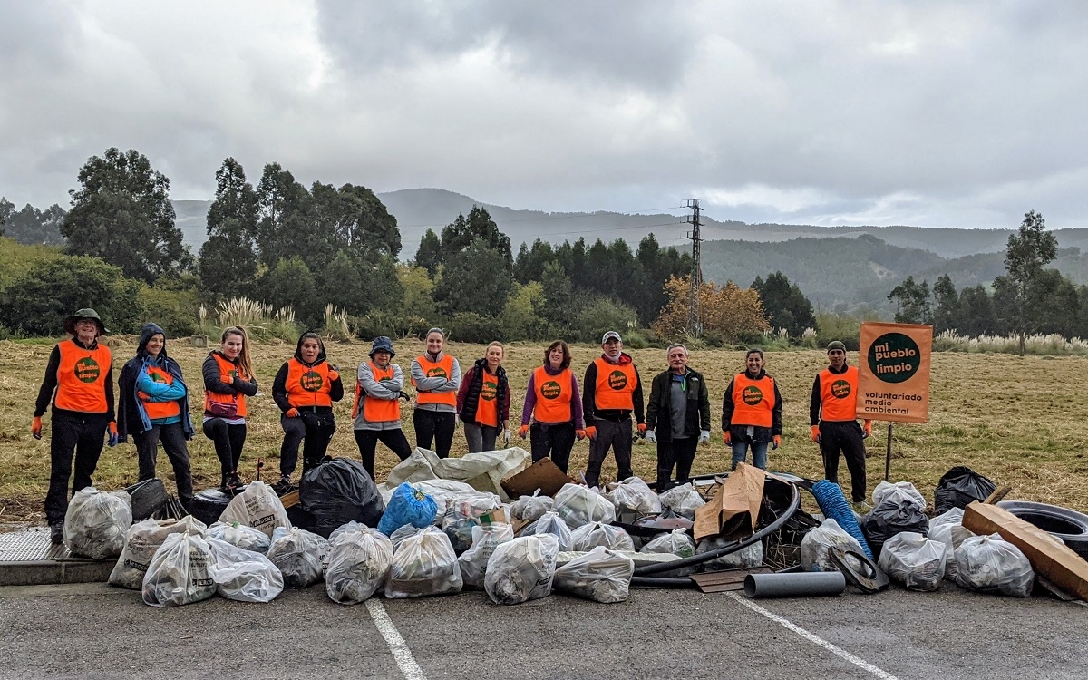 El grupo de voluntarios &quot;Mi pueblo limpio&quot; recoge 481 kilos de basura en el entorno de Vallegón
