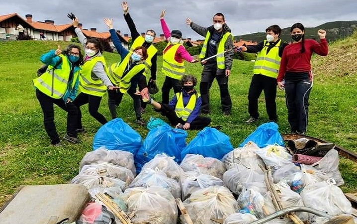 Voluntarios recogen casi 250 kilos de basura en el entorno del Pump Track de Castro Urdiales