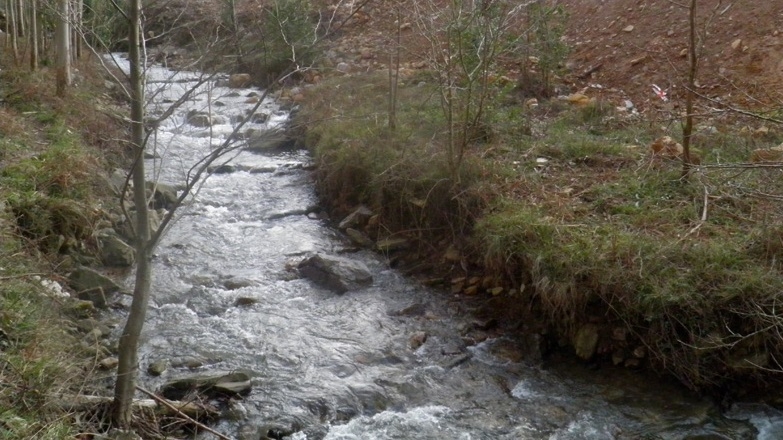 La Confederación Hidrográfica limpiará el río de Sámano a petición del Ayuntamiento