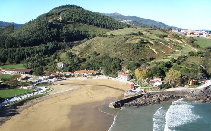 El Ayuntamiento de Castro Urdiales inicia las tareas de mejora en la Playa de Dícido (Mioño)