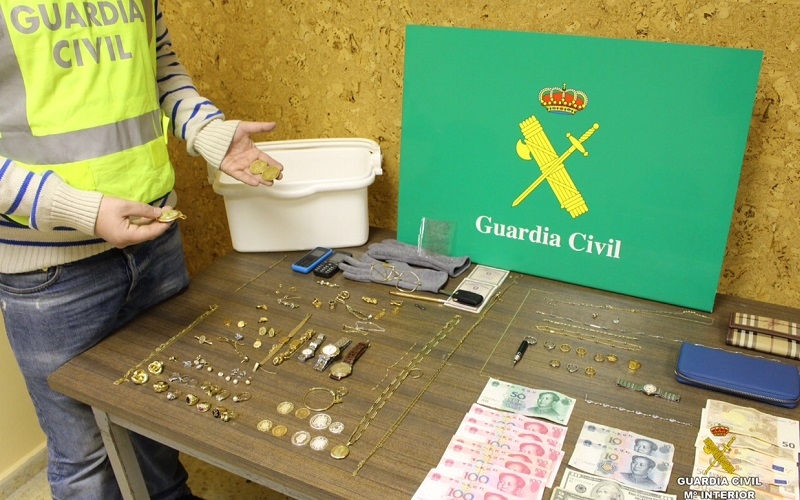 La Guardia Civil detiene a dos mujeres cuando intentaban salir de Cantabria con numerosas joyas y dinero supuestamente procedentes de robos