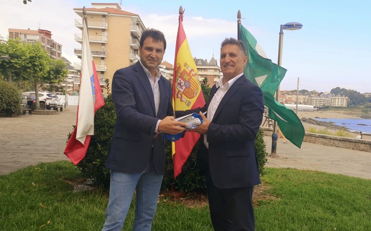 Castro Urdiales recibe las dos banderas azules conseguidas para este año 2022
