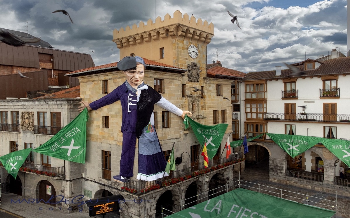 Una enorme figura decora ya la fachada del ayuntamiento de Castro Urdiales con motivo de las fiestas de Semana Grande 2022