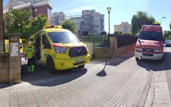 Herido de gravedad un hombre por la caída de cascotes de la fachada de su urbanización en Castro Urdiales