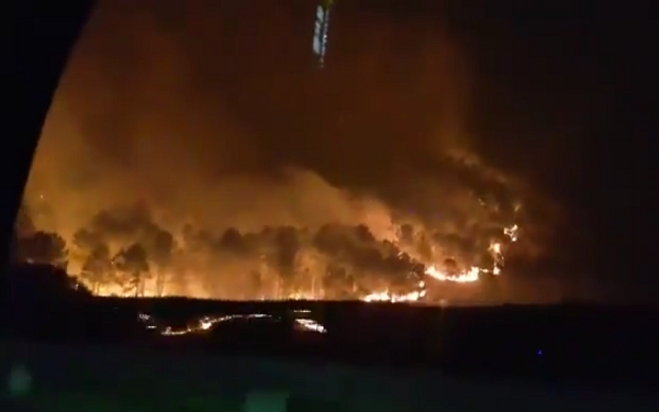 [VIDEO] Bomberos de Castro Urdiales participan en el impresionante incendio declarado en Muskiz