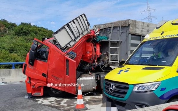 Accidente entre dos camiones provoca fuertes retenciones en la A-8 sentido Bilbao
