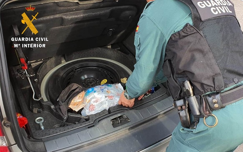 La Guardia Civil le encuentra droga en el coche mientras le prestaba ayuda en carretera a la altura de Castro Urdiales