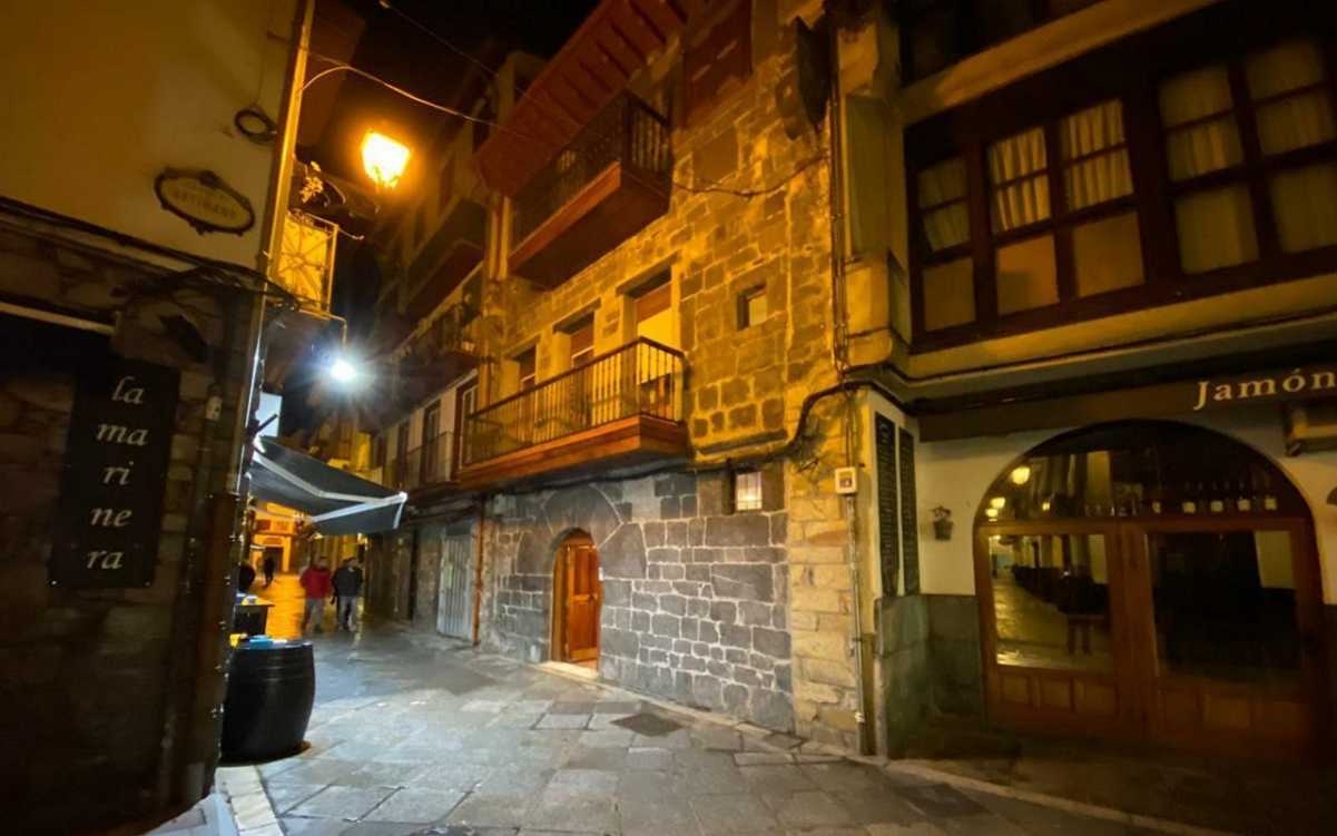 Los establecimientos de ocio nocturno de Castro Urdiales que tengan licencia de bar mixto no pueden ejercer actividad como discotecas, salas de fiestas o pubs