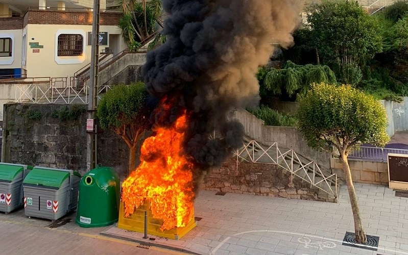 [FOTOS] Una oleada de incendios en contenedores trajo en jaque este sábado al servicio de emergencias de Castro Urdiales