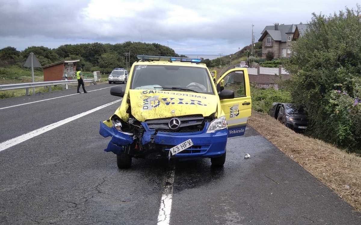 Vehículo de la DYA sufre un accidente mientras acudía a una emergencia en Islares (Castro Urdiales)