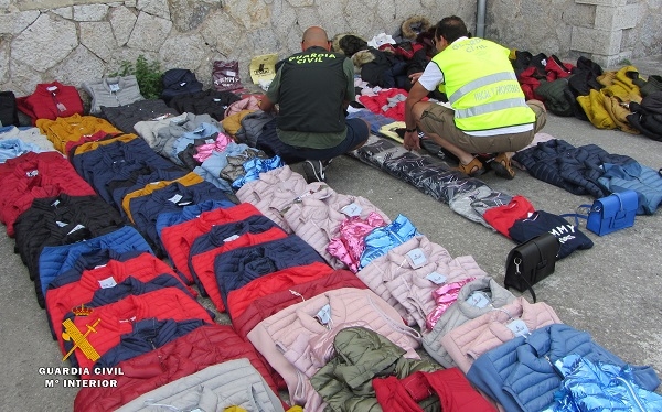 La Guardia Civil interviene más de 200 prendas falsificadas en los mercadillos de Laredo y Oriñón (Castro Urdiales)