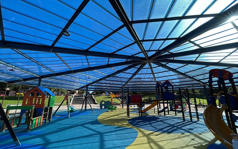 Inaugurada la cubierta y renovación del parque infantil de la Plaza Hermandad de las Marismas