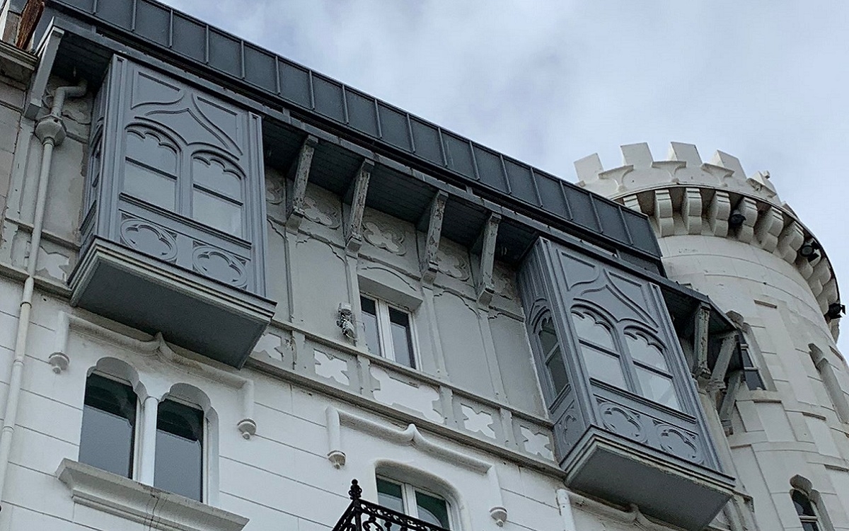 Finalizadas las obras de recuperación de los miradores de la fachada principal del Edificio Royal de Castro Urdiales