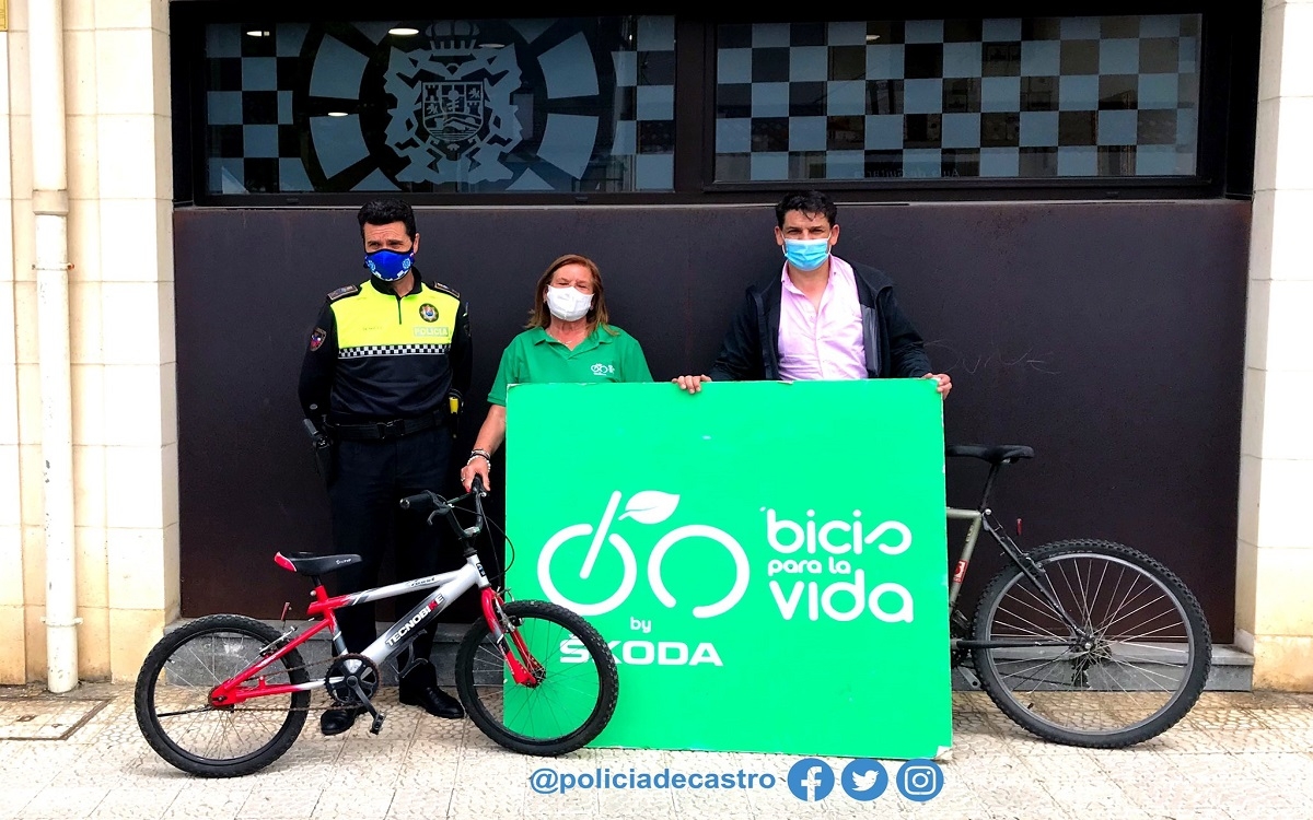 La Policia Local de Castro Urdiales dona a la fundación de Alberto Contador las bicicletas no reclamadas